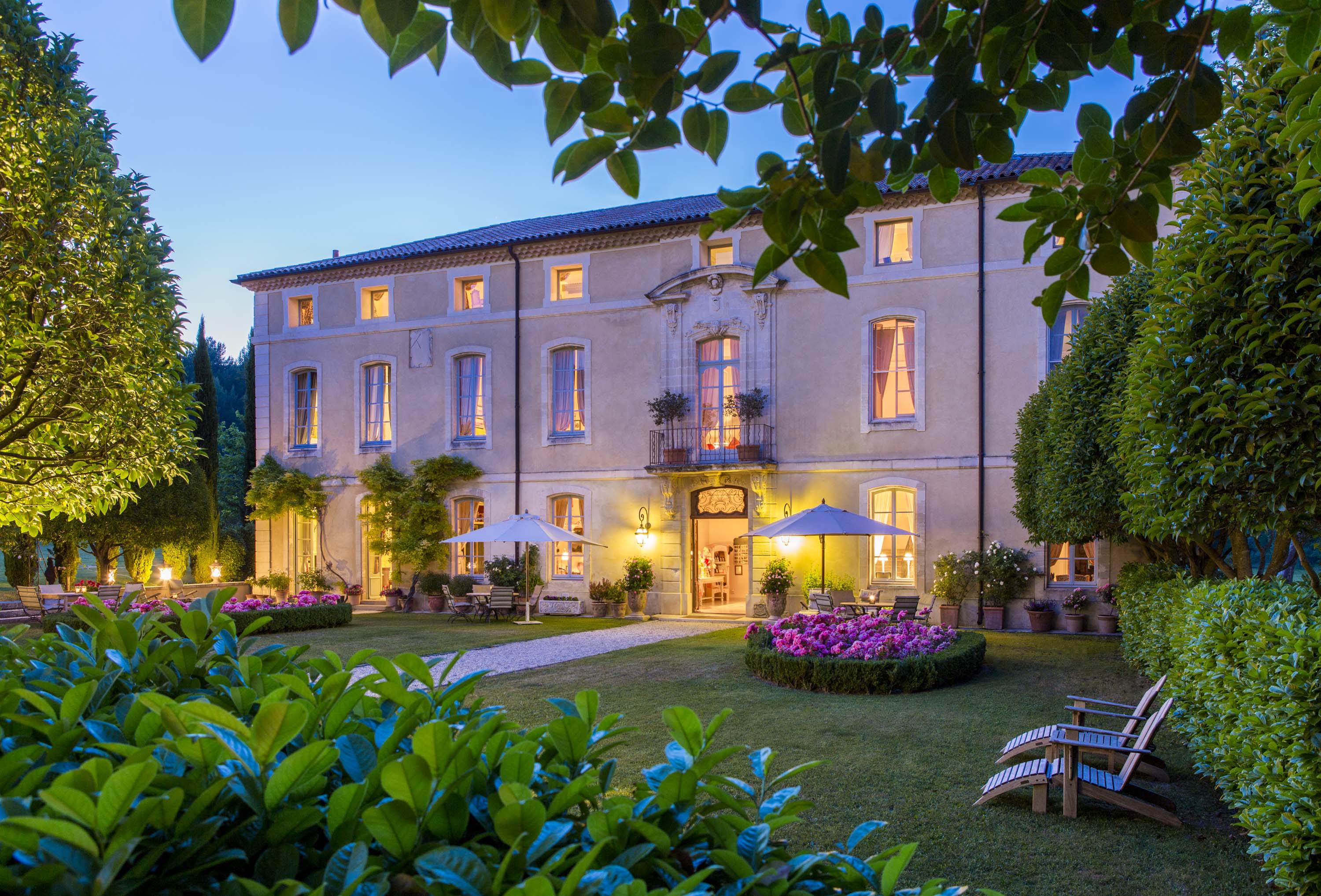 Château à Lonet du comtat (Provence) datant du 18ème siècle de 28 hectares dont 12 hectares de vignes en production à vendre au prix de 5,9 millions d'euros