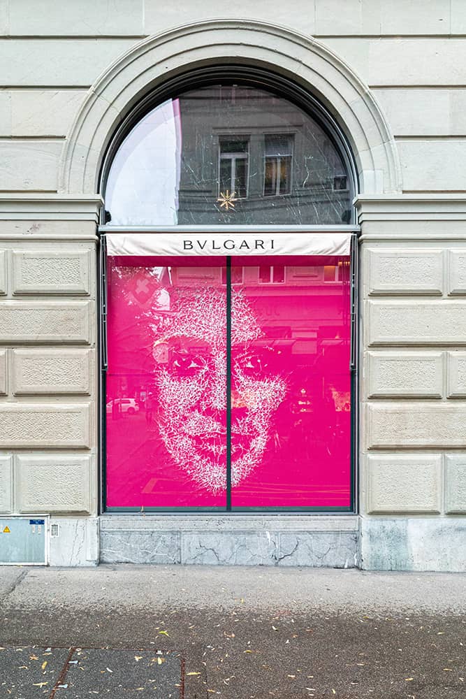 L'artiste bernois a collaboré plusieurs fois avec Bulgari en "brisant" les vitrines des boutiques de Genève et Zürich.