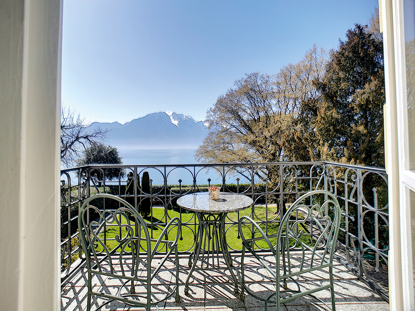 La villa est située à quelques pas du lac Léman.