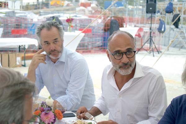 Marc Gilliéron, administrateur de 3N Investissements, et Magid Khoury, CEO de Capvest, lors de la fête du bouquet de chantier.