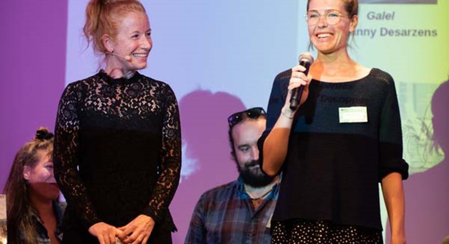 Isabelle Falconnier, membre du jury, et la lauréate Louise de Bergh.