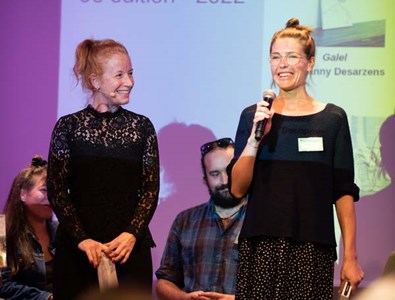 Isabelle Falconnier, membre du jury, et la lauréate Louise de Bergh.