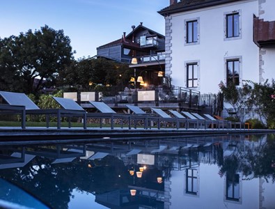 Avec sa magistrale piscine en longueur et son magnifique jardin, l’établissement est un coin de paradis qui invite à y rester, au moins le temps d’un week-end.