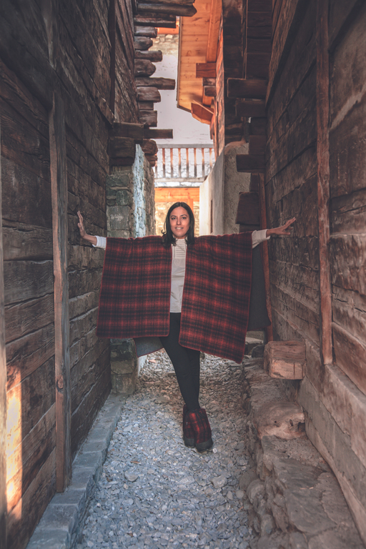 Indira Kithsiri, fondatrice de Mountain Heritage, retape des vieux mazots à Verbier Village.