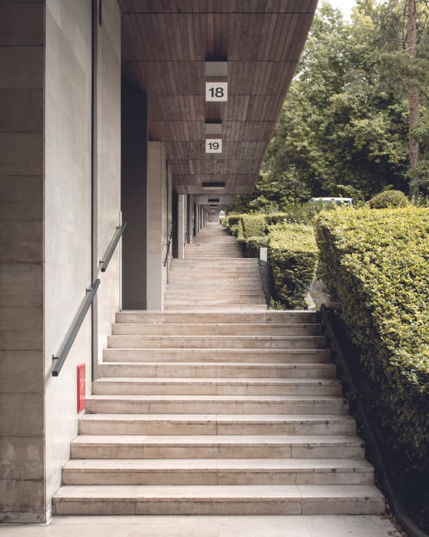 A la Cité du Lignon à Vernier (GE), les espaces communs, coursives et halls d’entrée ont repris leurs couleurs d’antan.