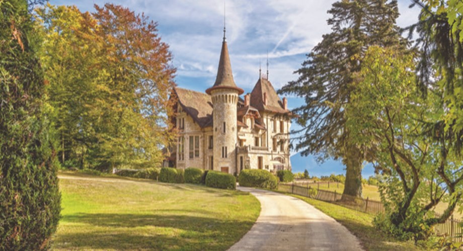 Le château profite d’une situation dominante sur les hauts de Lausanne, surplombant l’entier du bassin lémanique