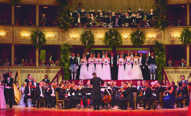 La fosse d’orchestre est recouverte d’un plancher et l’Opéra devient une immense salle de bal.