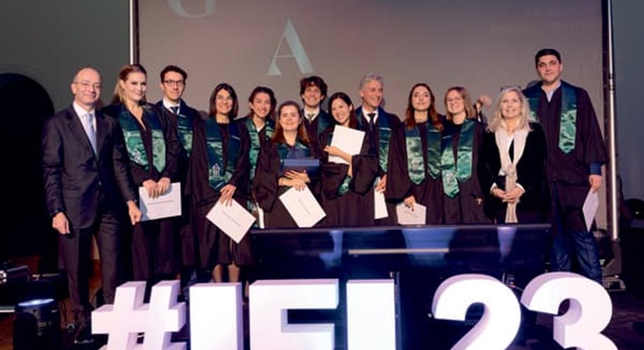 Les onze diplômés entourés de la conseillère d'Etat Nathalie Fontanet et de Me François Bellanger, président du conseil de fondation de l'IEI.