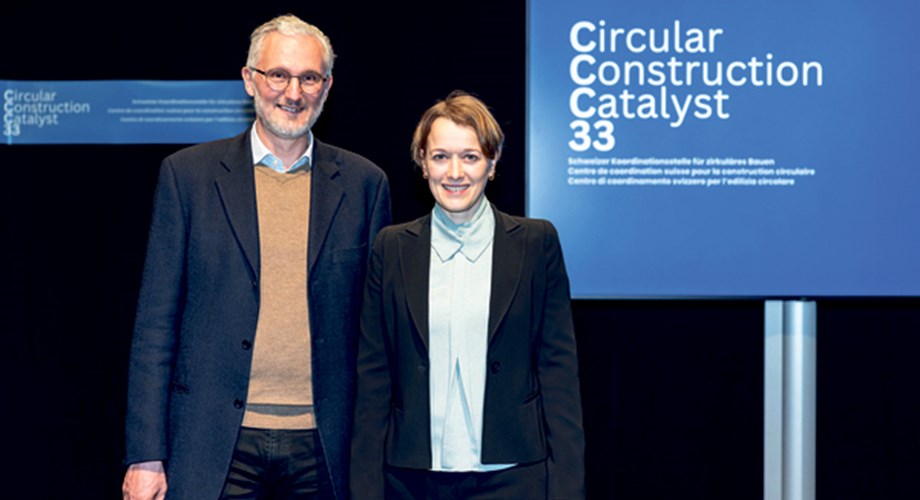 À gauche, Michel Bohren, cofondateur de C33 et directeur de CRB Centre suisse d'études pour la rationalisation de la construction. À droite: Marloes Fischer, cofondatrice de C33 et CEO de Circular Hub