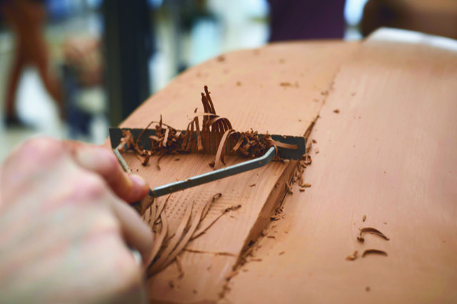 En réalisant une maquette grandeur nature en argile (ou clay model, en anglais), les designers donnent vie à leurs esquisses pour en visualiser le résultat à l'échelle une et pouvoir peaufiner le projet définitif