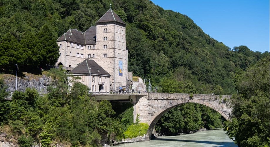 Le château de Saint-Maurice dresse sa fière silhouette parmi les fortifications qui l’entourent et veille sur le pont médiéval.