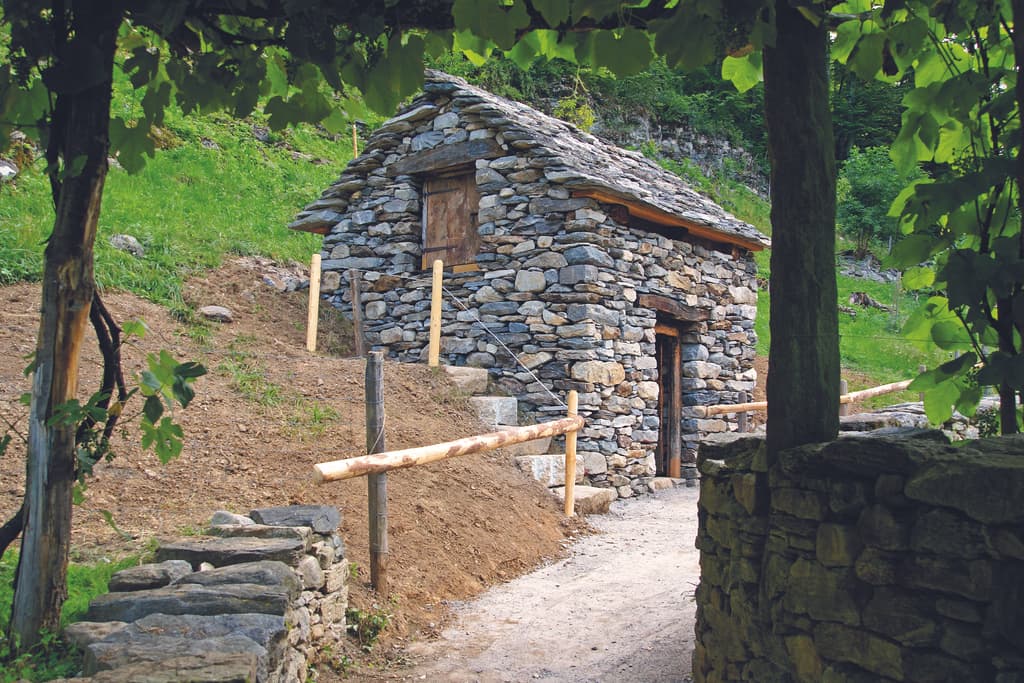 Dans les années 1900, la petite construction du Val Lavizzara était à l’abandon. Elle a échappé à la ruine qui la menaçait grâce à son transfert au Ballenberg, en 2011.