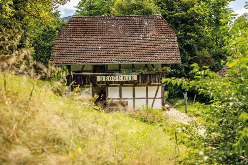 Le haut toit à croupes, les colombages peints et les murs crépis de blanc donnent de l’élégance à la Droguerie Herzogenbuchsee.