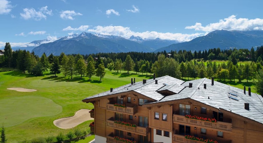 Le Guarda Golf Hotel & Résidences situé au bord du golf 9 trous de Crans-Montana.