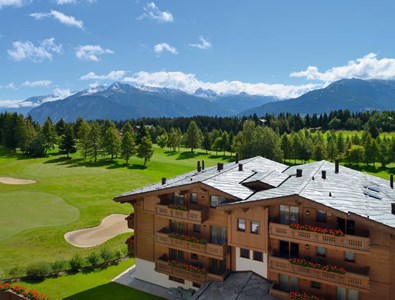 Le Guarda Golf Hotel & Résidences situé au bord du golf 9 trous de Crans-Montana.