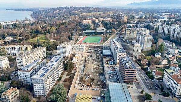 Le chantier vu depuis le quartier de Malagnou avec au milieu le stade de Richemont