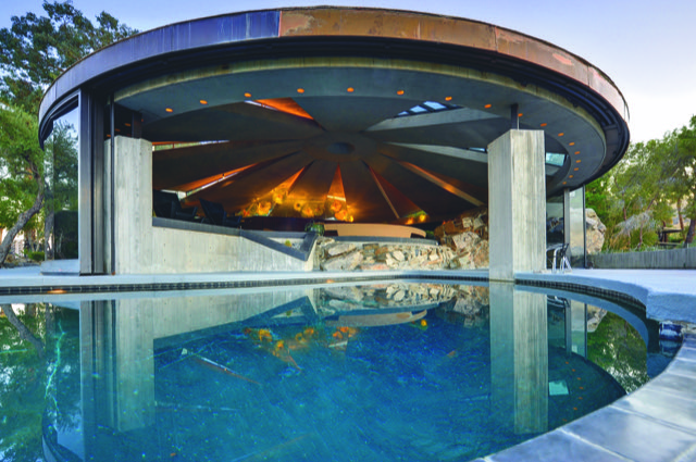 Une piscine extérieure, appelée infinity pool, déborde dans la villa. Elle connut la célébrité grâce au film de James Bond « Les diamands sont éternels »