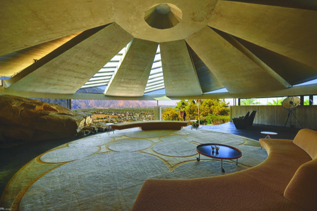 Elrod House avec son impressionnant dôme de béton en corolle imaginé par l’architecte John Lautner en 1968. La maison intègre les rochers au milieu desquels elle a été bâtie