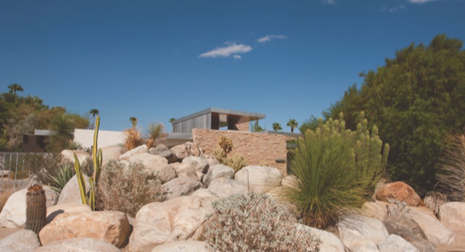 The Kaufmann House : construite en 1946 et réalisée par l’architecte Richard Neutra pour un homme d’affaires de Pittsburgh, Edgar J. Kaufmann. Elle fut rachetée par le chanteur Barry Manilow