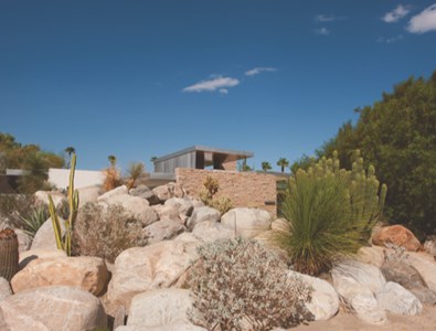 The Kaufmann House : construite en 1946 et réalisée par l’architecte Richard Neutra pour un homme d’affaires de Pittsburgh, Edgar J. Kaufmann. Elle fut rachetée par le chanteur Barry Manilow