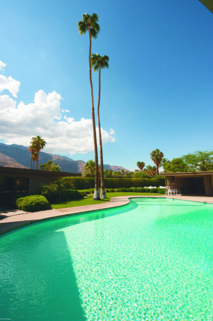 Twin Palms, construite en 1947 pour Frank Sinatra par l’architecte E. Stewart Williams avec une piscine en forme de piano à queue