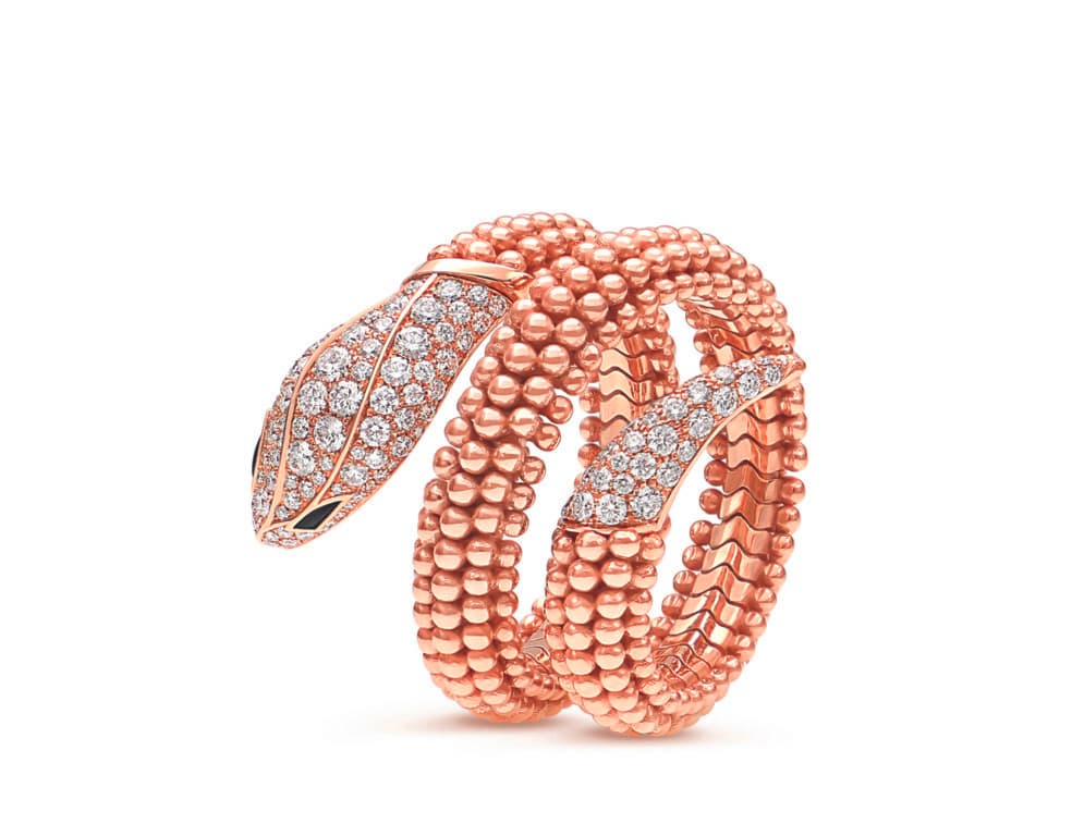 La bague deux tours Serpenti en or rose de Bulgari.