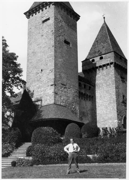 Sergeï Eisenstein devant le château en 1929.