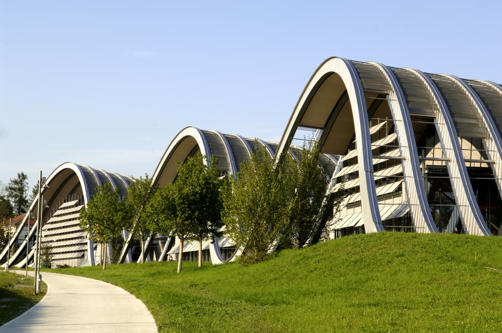 La construction en verre et acier, en forme d’onde, de l’architecte italien Renzo Piano, vaut à elle seule le détour.