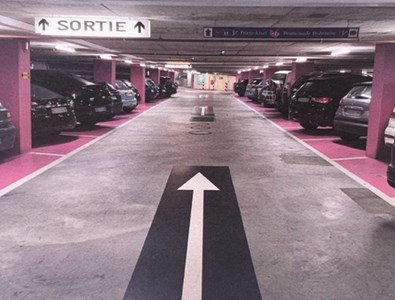 Le parking Saint-Antoine, dans la Vieille-Ville, exemple de parking à stationnement en épi