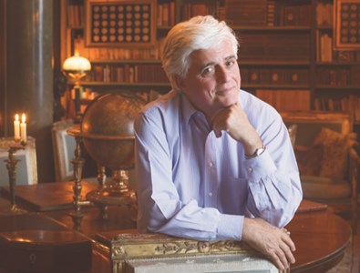 Jacques Garcia dans la bibliothèque du château évoquant le style de Percier et Fontaine et le goût français de la fin du XVIIIe siècle et du début du XIXe siècle