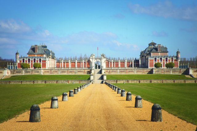 Entrée d'honneur de Champ de Bataille. L'arc brisé et les colonnes de pierres laissent apercevoir la cour d'honneur et les armes d'Alexandre de Créquis, commanditaire du château