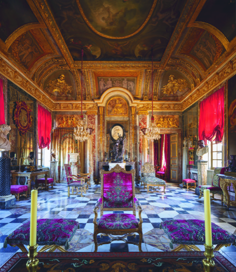 Salon d'Apollon et Daphné. Création complète de Jacques Garcia. Ce salon de marbre est l'évocation du style monumental Louisquatorzien, hérité de Mazarin et très apprécié par Madame de Montespan