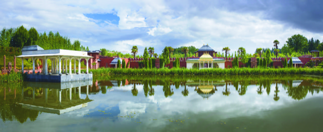 Pièce d’eau de la grande cour du pavillon moghol avec le temple en marbre à gauche et le Kiosque à musique en face