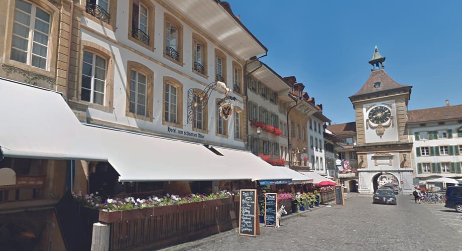 A gauche, la façade de l’hôtel Zum Schwarzer Adler, qui donne sur la rue principale.