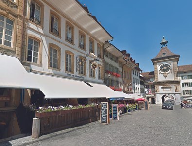 A gauche, la façade de l’hôtel Zum Schwarzer Adler, qui donne sur la rue principale.