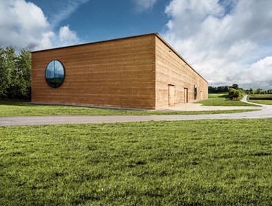 Trop souvent délaissée, la terre crue retrouve avec la Maison des plantes de Ricola ses lettres de noblesse.