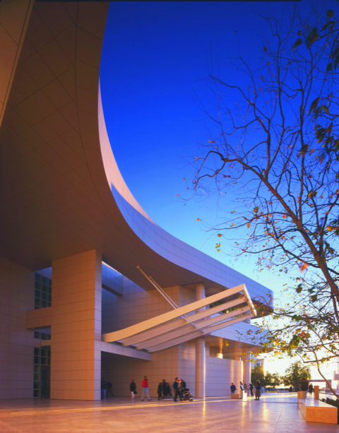 Le Centre Getty a été conçu par l'architecte Richard Meier, lauréat du Prix Pritzker en 1984. Ici l'entrée du centre