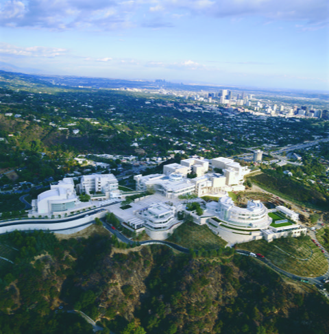 Vue aérienne du campus culturel qui englobe le Getty Museum, la Getty Library, le Getty Research Institute, la Getty Foundation et le Getty Conservation Institute