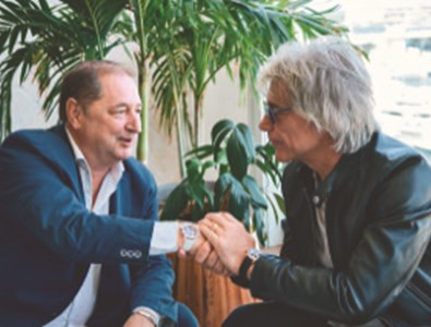 Livraison à domicile! Le CEO Alain Delamuraz a pu remettre en mains propres à New York la montre commandée par le chanteur de rock américain Bon Jovi