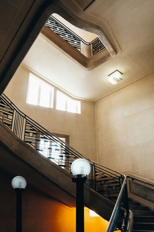 Le double escalier monumental dessiné par l’architecte Jean Prouvé.