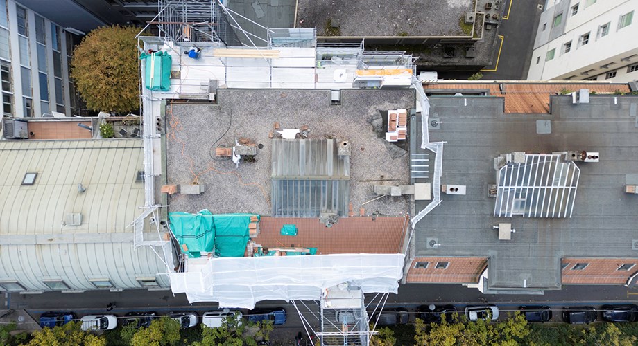 La rénovation de la toiture avec notamment l’installation de quatre pompes à chaleur.