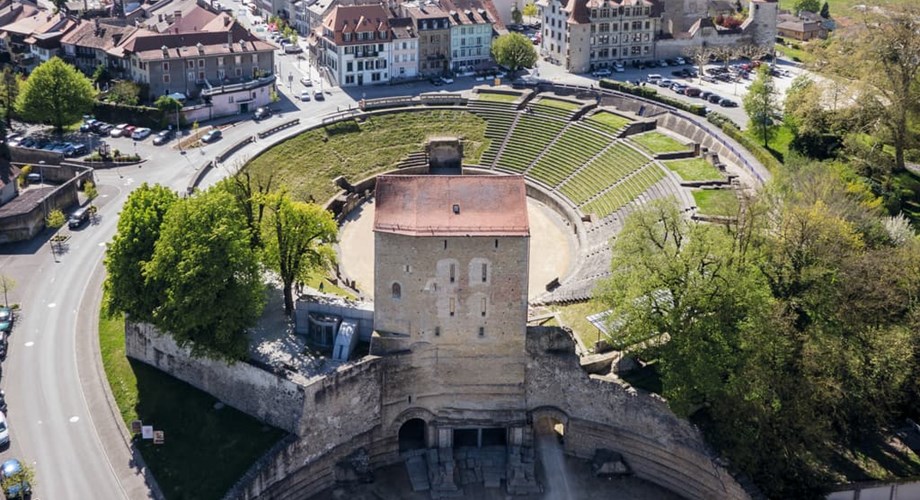 Vue aérienne de la tour de l’amphithéâtre romain d’Avenches de nos jours...