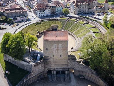 Vue aérienne de la tour de l’amphithéâtre romain d’Avenches de nos jours...