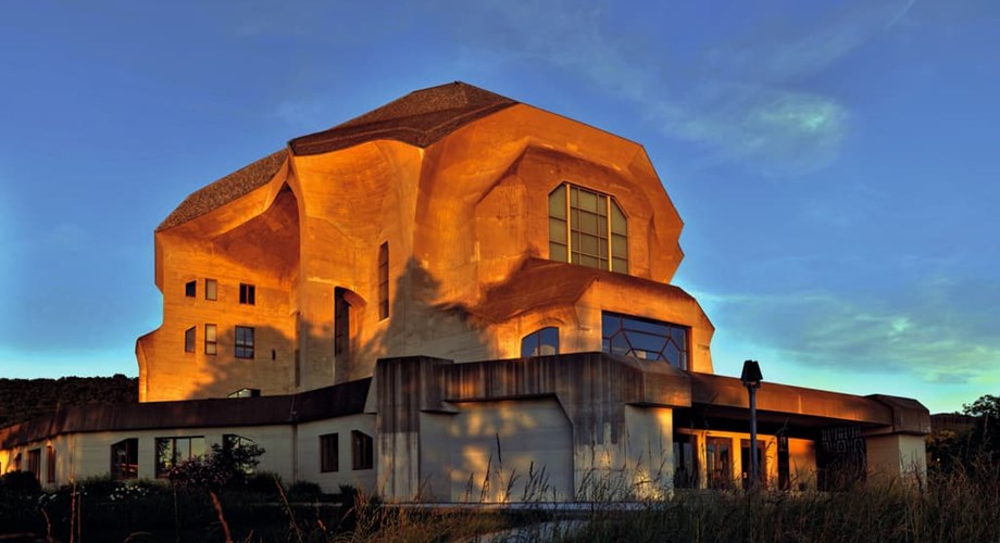 Le Goetheanum, à Dornach, dans sa version finale. Rudolf Steiner mourra avant de le voir achevé.