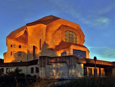 Le Goetheanum, à Dornach, dans sa version finale. Rudolf Steiner mourra avant de le voir achevé.