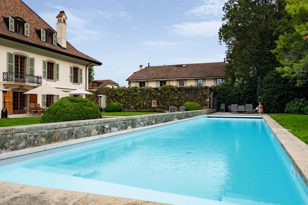 Une piscine a été ajoutée au domaine afin d’adapter celui-ci aux usages actuels.