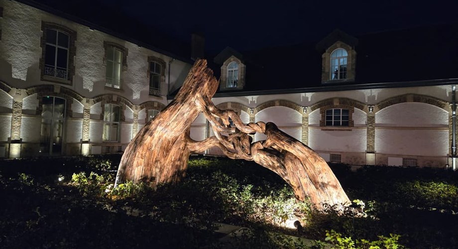 Dans la cour d’honneur, l’oeuvre du brésilien Henrique Oliveira représente un cep de vigne géant, hommage à Ruinart.