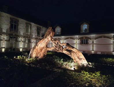 Dans la cour d’honneur, l’oeuvre du brésilien Henrique Oliveira représente un cep de vigne géant, hommage à Ruinart.