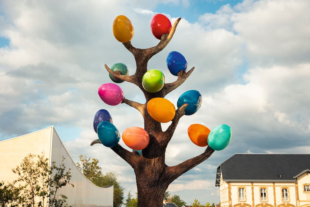 L’arbre Cerf Control en bronze et verre coloré du Camerounais Pascale Marthine Tayou évoque le cerf et les bulles de champagne.