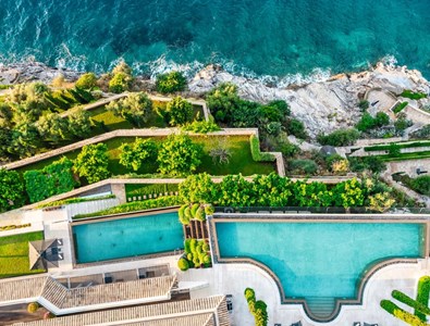 Les visiteurs pourront se plonger dans les deux piscines chauffées à débordement.